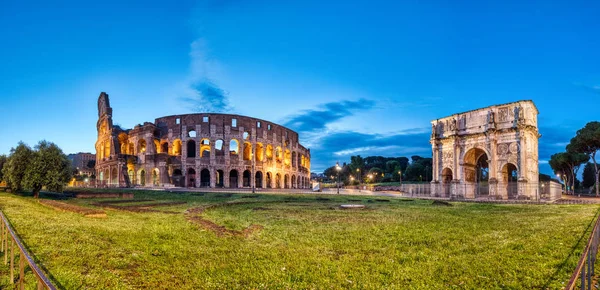 Panorama of Illuminated Colosseum and Constantine Arch at Dusk, — Stock Photo, Image