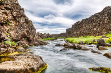 İzlanda 'daki Thingvellir Ulusal Parkı' ndaki Avrasya ve Kuzey Amerika Plaka Sınırları arasındaki nehir