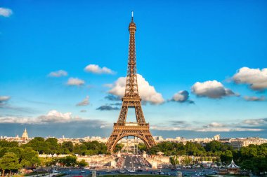 Güneşli bir günde Eyfel Kulesi, Paris
