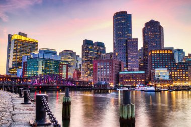 Boston manzarası ile finans bölgesine ve boston Limanı