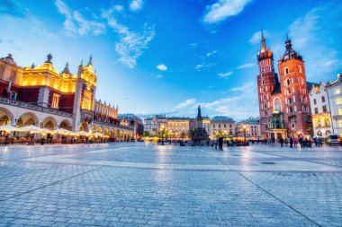 Alacakaranlıkta Krakow Ana Meydanı'nda St Mary Bazilikası, Krakow