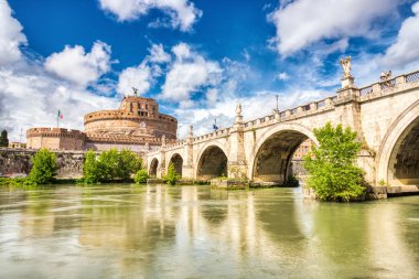 Güneşli bir günde Saint Angelo Kalesi, Roma 'da Castel Sant Angelo