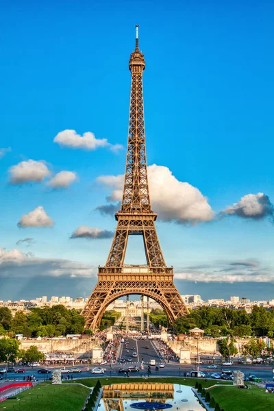 Eiffeltoren tijdens een zonnige dag, Parijs — Stockfoto