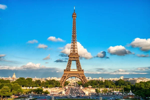 巴黎太阳日期间的埃菲尔铁塔 — 图库照片