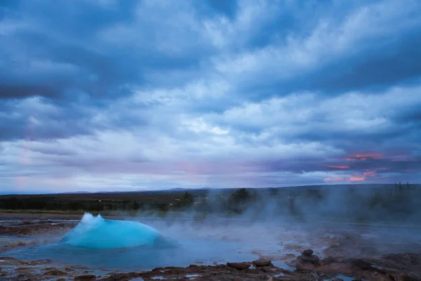 Strokkur Gejásir erupce s tmavým Zamračným nebem — Stock fotografie