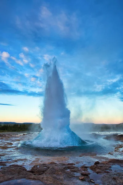アイスランド、明るい青空を持つストロククルガイシル噴火 — ストック写真