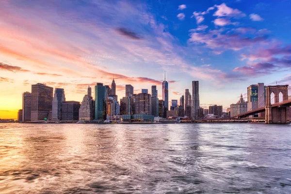New York City-Lower Manhattan met Brooklyn Bridge bij zonsondergang — Stockfoto