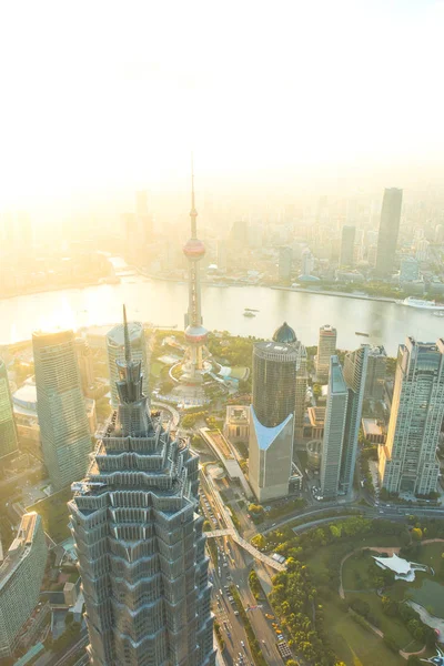 Shanghai Flygfoto vid solnedgången med Urban skyskrapor över floden — Stockfoto