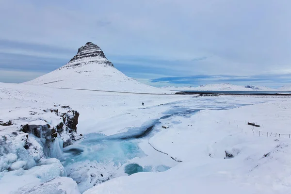 IJsland landschap winter Panorama, Kirkjufell berg gedekt b — Stockfoto
