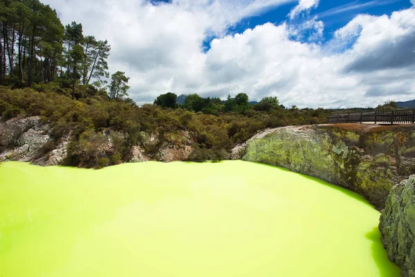 Green Devil ' s Bath pool på Wai-O-Tapu geotermiska området nära rotor — Stockfoto