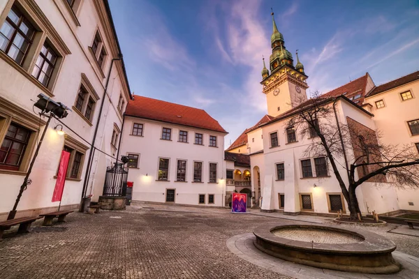 Brněnská radnice s malým náměstím a Starou věží v soumraku — Stock fotografie