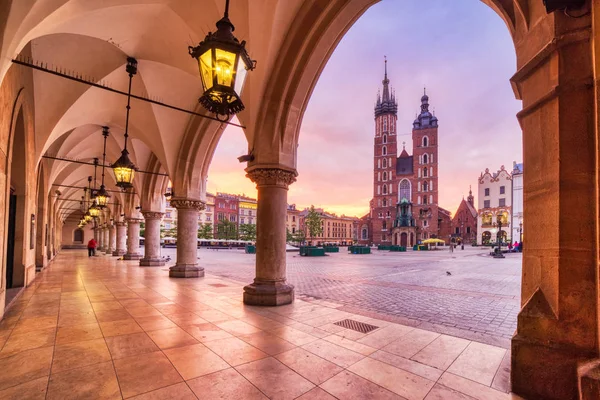 Basílica de Santa María en la plaza principal de Cracovia al amanecer, Cracovia — Foto de Stock