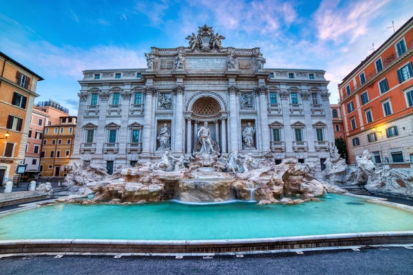 Oświetlona Fontana Di Trevi, Fontanna di Trevi o zmierzchu, Rzym — Zdjęcie stockowe