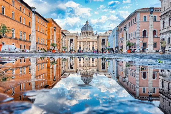 St. Peter's Cathedral in Rome with Reflection in the Water — Stock Photo, Image