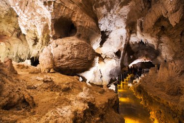 Ruakuri Mağarasında dikitler ve sarkıtlar, Waitomo, Yeni Zealan