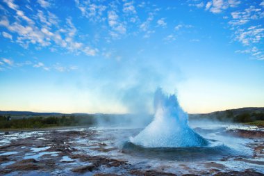 Parlak Mavi Gökyüzü ile Strokkur Geysir Patlaması, İzlanda
