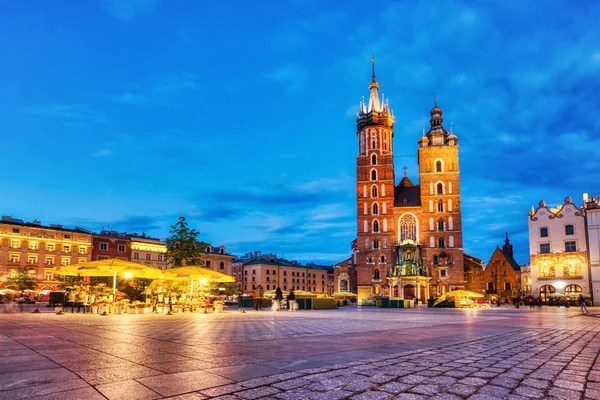 Szent Mária-bazilika, Krakkó főterén a krakkói alkonyat, Krakkó — Stock Fotó