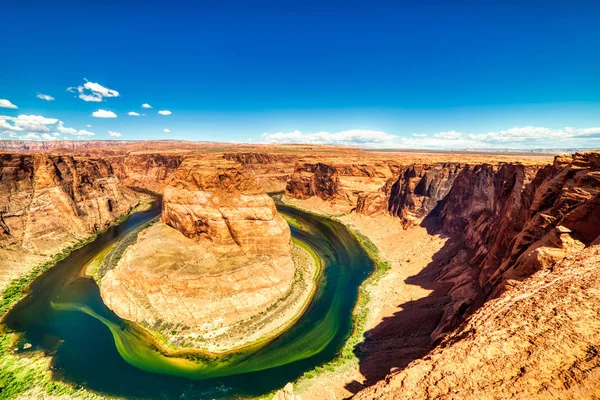 Hufeisenbiegung am Colorado-Fluss mit strahlend blauem Himmel, utah — Stockfoto