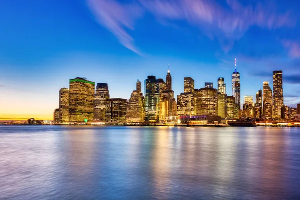 New York City dolní Manhattan s Brooklynským mostem za soumraku — Stock fotografie