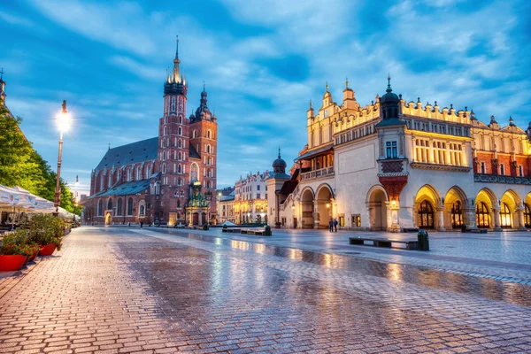 Bazylika Mariacka na krakowskim rynku głównym w zmierzchu, Kraków — Zdjęcie stockowe