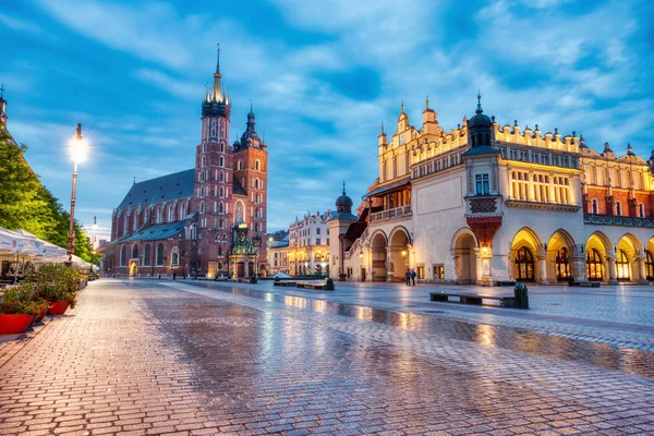 Szent Mária-bazilika, Krakkó főterén a krakkói alkonyat, Krakkó — Stock Fotó