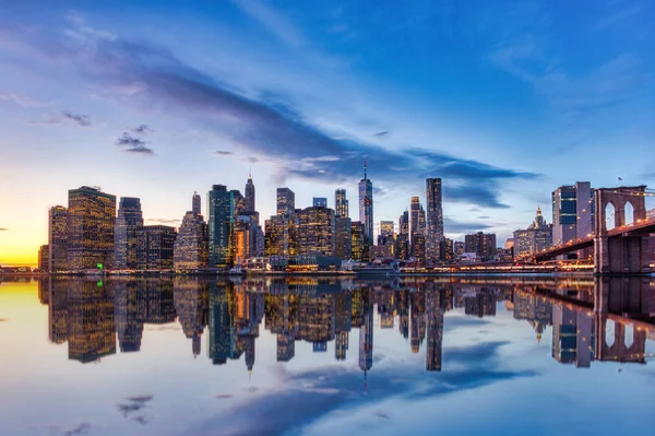 New York City Lower Manhattan met Brooklyn Bridge in de schemering, uitzicht — Stockfoto