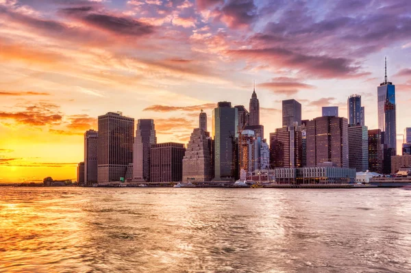 纽约市下曼哈顿日落，从布鲁克林景观 — 图库照片