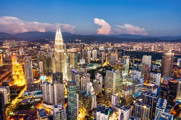 Kuala Kumpur, Alacakaranlıkta Skyline — Stok fotoğraf