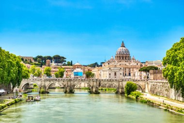 Güneşli bir günde Roma 'daki Aziz Peter Katedrali