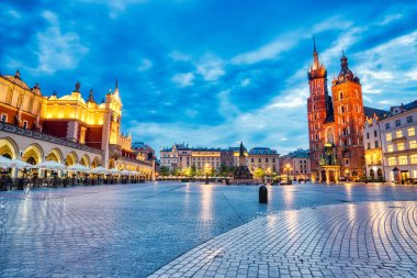 Alacakaranlıkta Krakow Ana Meydanı'nda St Mary Bazilikası, Krakow