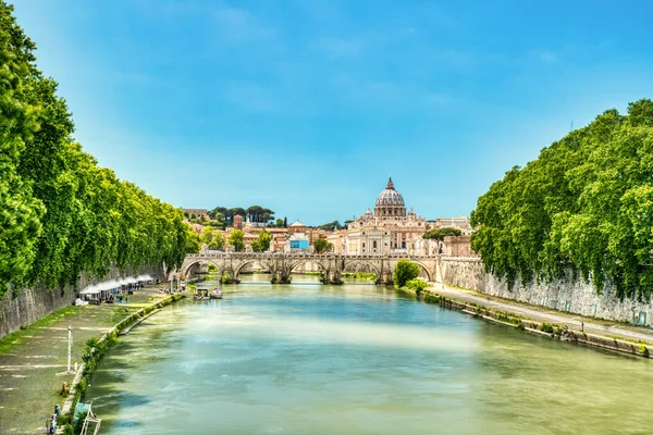 Cattedrale di San Pietro a Roma durante una giornata di sole — Foto Stock