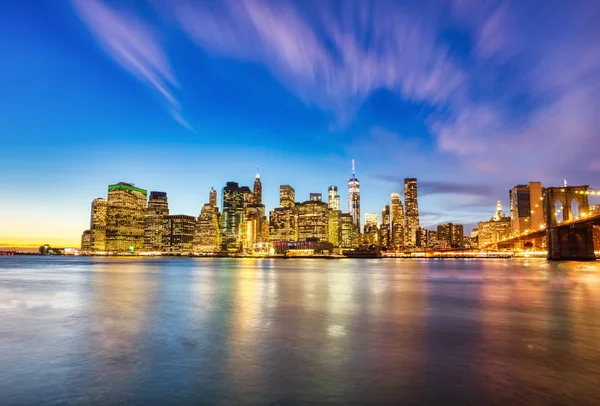 New York City Lower Manhattan met Brooklyn Bridge in de schemering, uitzicht — Stockfoto