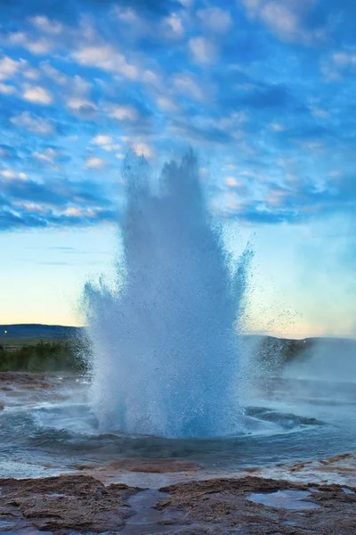 Strokkur Geysir-Eruption mit strahlend blauem Himmel, Island — Stockfoto