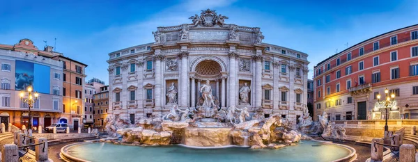 Fontana Di Trevi Iluminada, Fonte de Trevi ao anoitecer, Roma — Fotografia de Stock