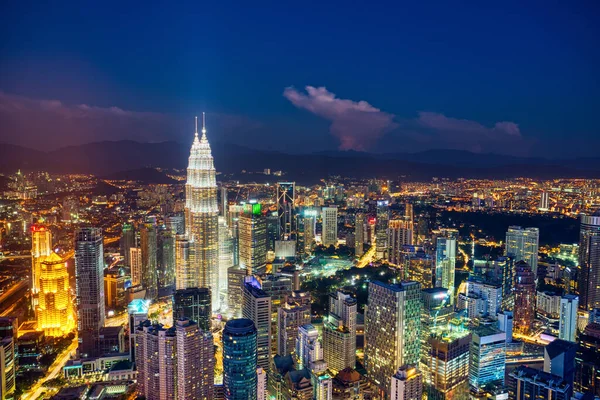 Skyline von Kuala Kumpur in der Abenddämmerung — Stockfoto