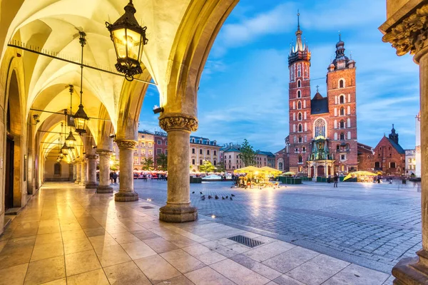 Basílica de Santa María en la plaza principal de Cracovia al anochecer, Cracovia — Foto de Stock