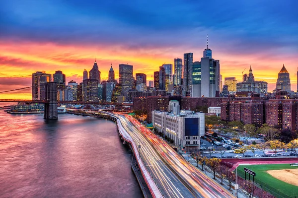 Vue du Lower Manhattan avec Brooklyn Bridge au coucher du soleil, New York — Photo