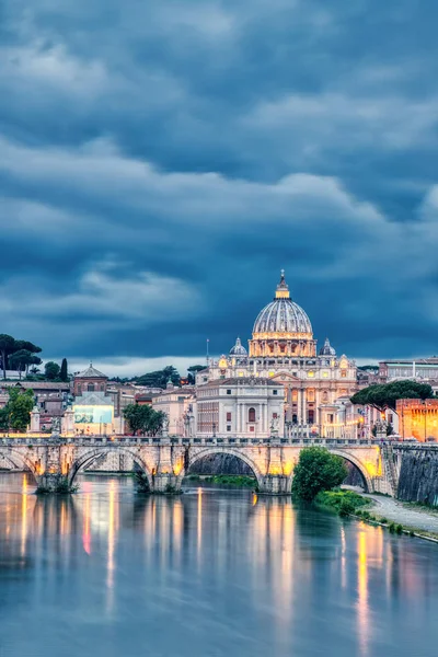 Prosvětlená katedrála sv. Petra v Římě v soumraku — Stock fotografie