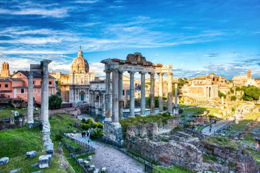 Romanum Forumu Parlak Bulutlarla Renkli Günbatımından Aydınlandı, Roma, İtalya