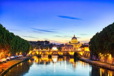 İtalya 'nın başkenti Dusk' ta, Roma 'daki St. Peter Katedrali' nde aydınlatıldı.