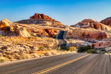 Las Vegas, Nevada yakınlarındaki Fire State Park 'taki Curvy Road, ABD