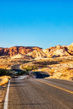 Las Vegas, Nevada yakınlarındaki Fire State Park 'taki Curvy Road, ABD