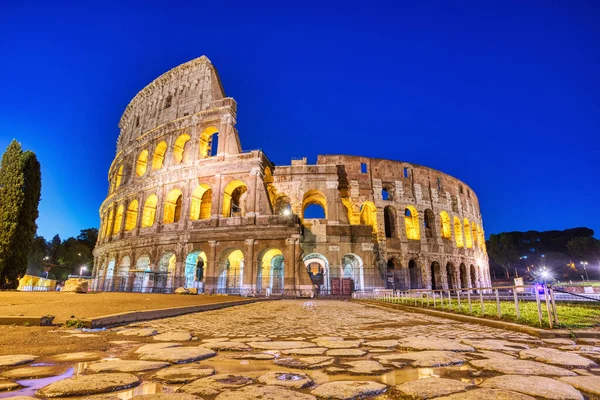 Dusk, Roma, İtalya 'da Aydınlanmış Kolezyum