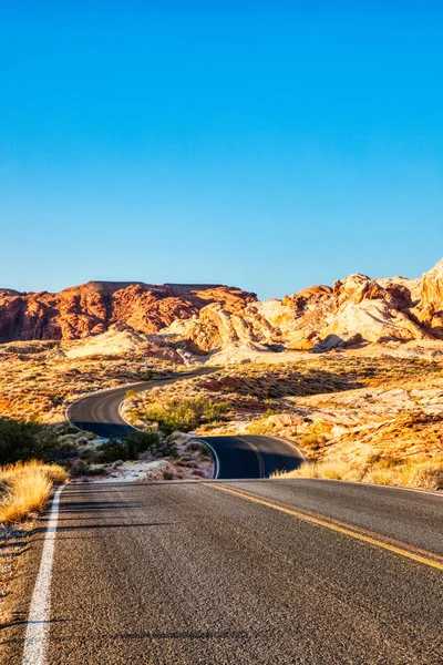 Las Vegas, Nevada yakınlarındaki Fire State Park 'taki Curvy Road, ABD