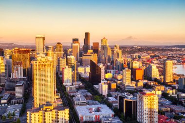 Seattle Aerial Skyline ile Mount. Rainier in the Background at Sunset, Washington, ABD