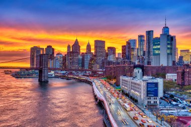 Sunset'te Brooklyn Köprüsü ile Aşağı Manhattan'ın Görünümü, New York City, Abd 