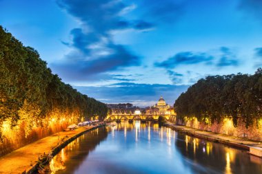İtalya 'nın başkenti Dusk' ta, Roma 'daki St. Peter Katedrali' nde aydınlatıldı.