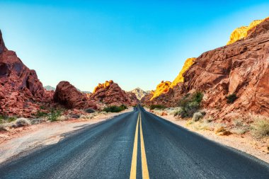 Las Vegas, Nevada yakınlarındaki Fire State Park 'taki Curvy Road, ABD