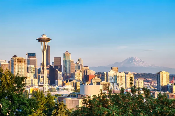 Seattle Cityscape ile Mount. Rainier in the Background at Sunset, Washington, ABD