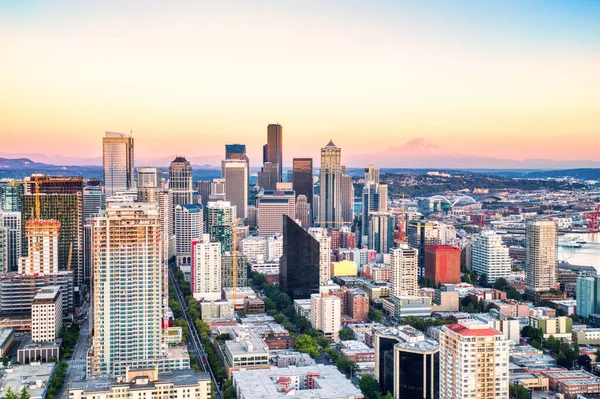 Seattle Skyline Aéreo Con Rainier Fondo Anochecer Washington —  Fotos de Stock